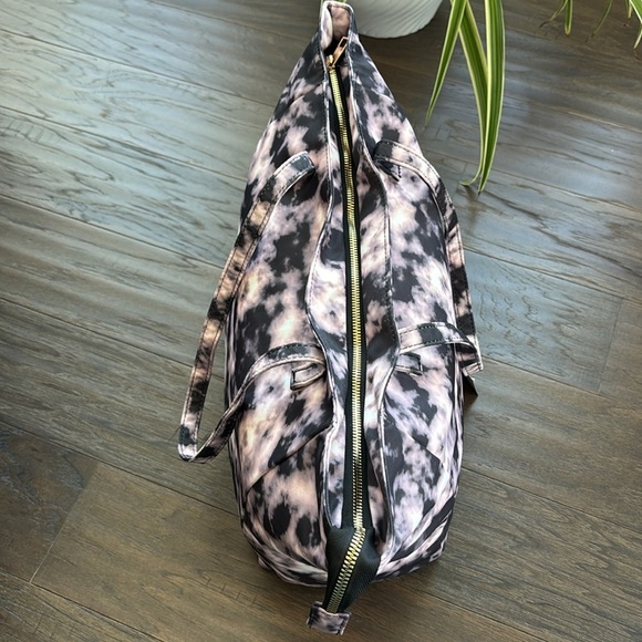 Olivia Miller Dylan,Large zip top tote w/wristlet bag,tie dye, multi-use,light - Picture 6 of 16